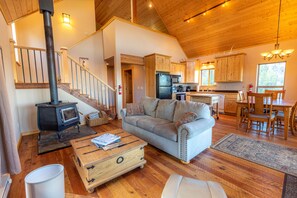 Smart TV, fireplace, books - Philipsburg Cabin on 14 acres.  Spectacular views.  Ski, Fish, Hike & Relax!  (Philipsburg)