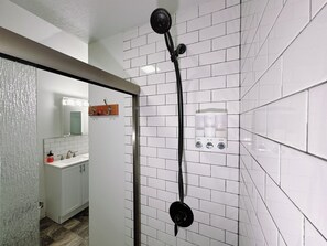 Ducha y bañera combinadas, secador de pelo, toallas y jabón