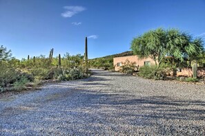 Property grounds - Tucson Home - Hiking Trail Access On-Site! (Tucson)