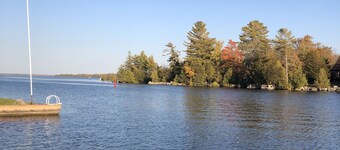 Bobcaygeon Waterfront-Walk to Town-King Beds