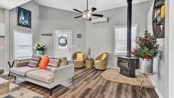 Una Smart TV, una chimenea