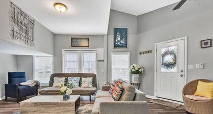 Beautiful Renovated Lake Cottage in SW County and only minutes from Downtown!