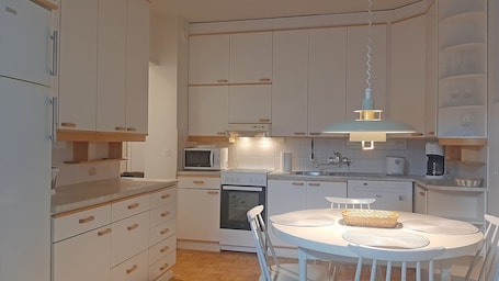 Refrigerador con freezer, microondas, horno, placa de cocina