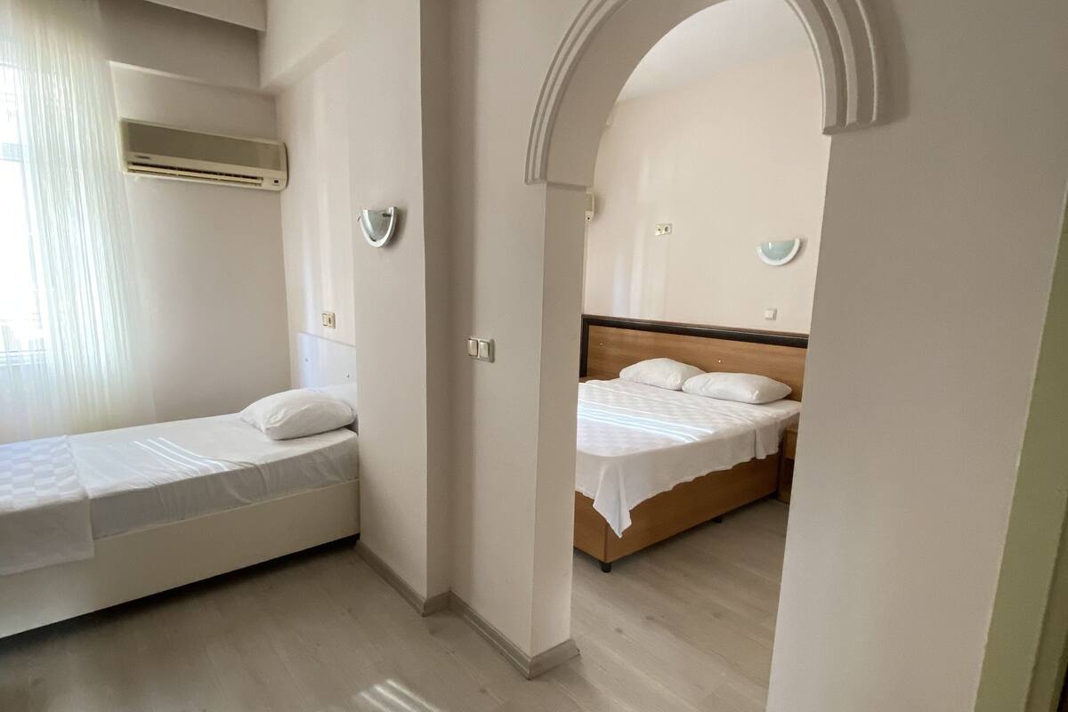 Quarto casal ou duplo urbano, várias camas, para fumantes, vista para a cidade | Roupa de cama