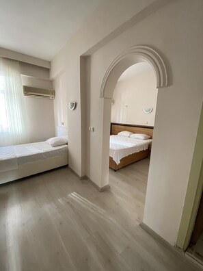 City Double or Twin Room, Multiple Beds, Smoking, City View | Bed sheets