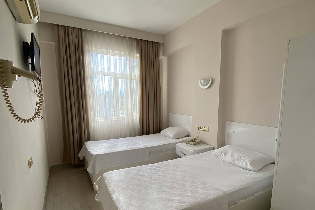 Quarto duplo urbano, 2 camas de solteiro, para fumantes, vista para a cidade | Roupa de cama