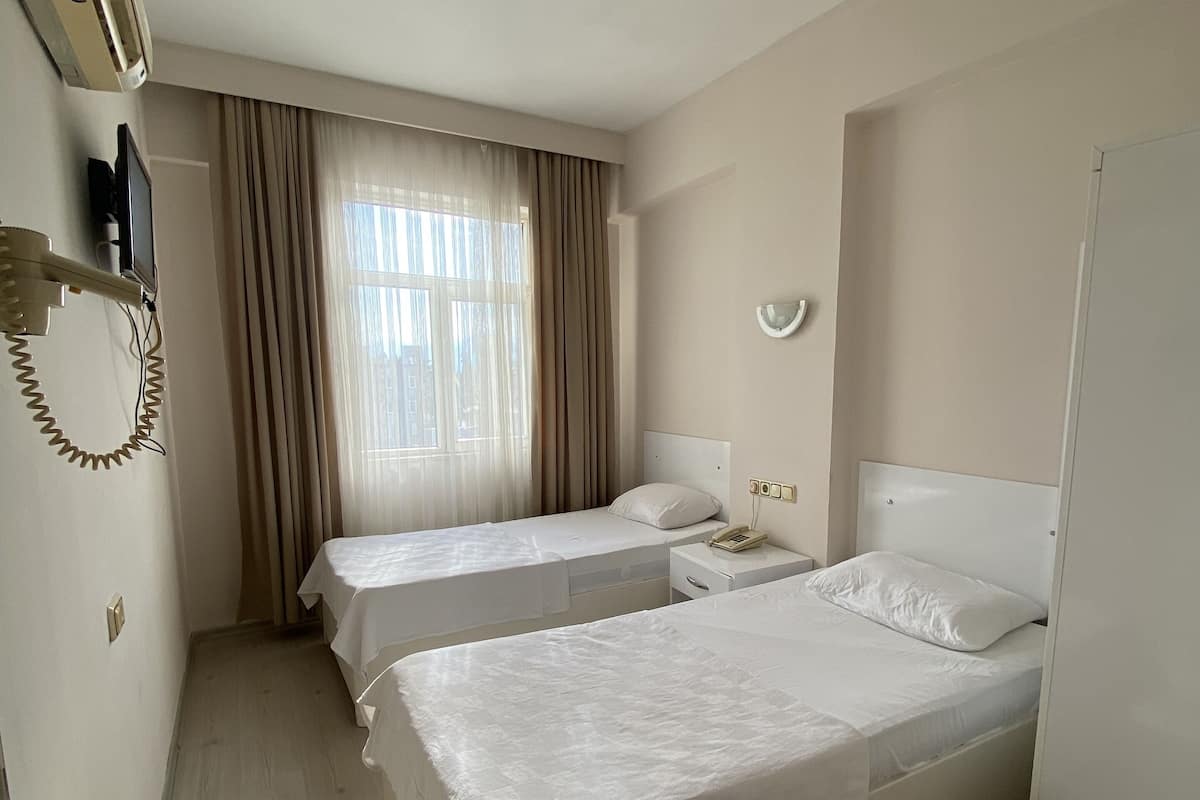 Quarto duplo urbano, 2 camas de solteiro, para fumantes, vista para a cidade | Roupa de cama