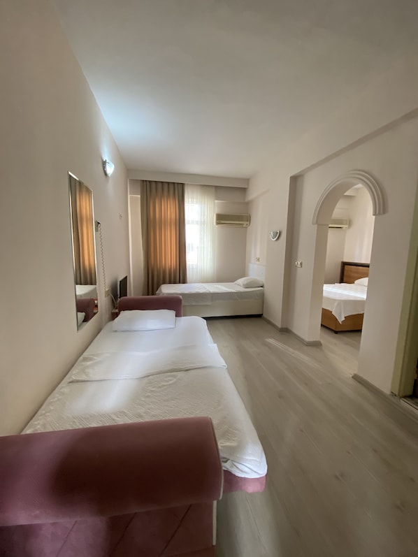 Chambre Ville Double ou avec lits jumeaux, plusieurs lits, fumeurs, vue ville | 1 chambre, draps fournis