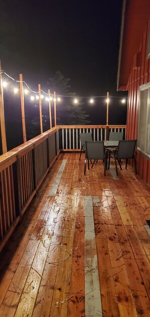 Outdoor dining - Little Red Cabin in Arnold California (Arnold)