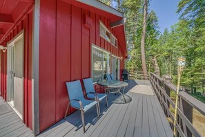 Outdoor dining - Little Red Cabin in Arnold California (Arnold)