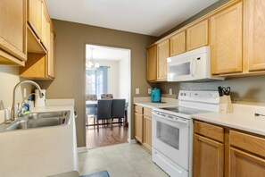 Private kitchen - Cheerful Cozy Home in Heart of Greenville (Greenville)