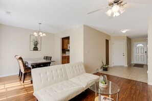 Living area - Cheerful Cozy Home in Heart of Greenville (Greenville)