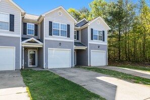 Exterior - Cheerful Cozy Home in Heart of Greenville (Greenville)