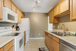 Private kitchen - Cheerful Cozy Home in Heart of Greenville (Greenville)