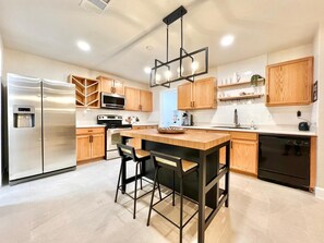 Fridge, microwave, oven, stovetop - Relaxing Feng Shui Family Retreat 12 Miles from San Antonio Airport (Converse)