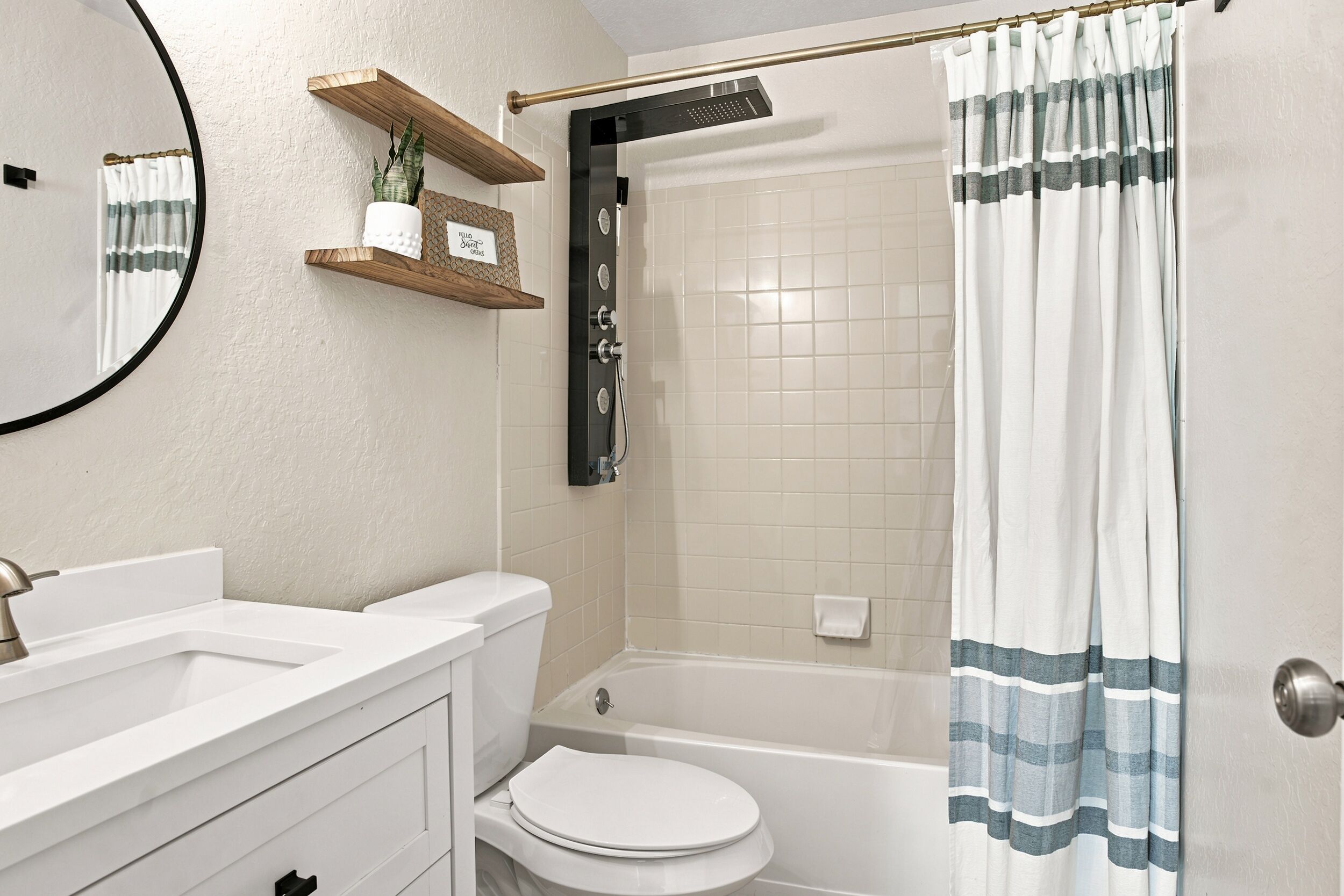 Une salle de bain comprenant des toilettes, un lavabo et un espace douche.