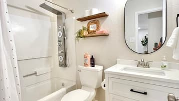 Kylpyamme, hiustenkuivaaja, pyyhkeet, saippua