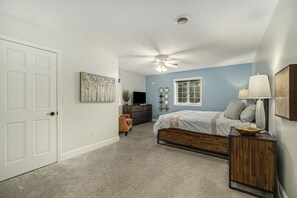 5 bedrooms, WiFi, bed sheets - Orchard Beach House Unit #4 (Manistee)