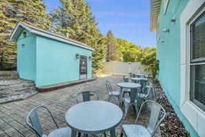 Outdoor dining - Orchard Beach House Unit #4 (Manistee)