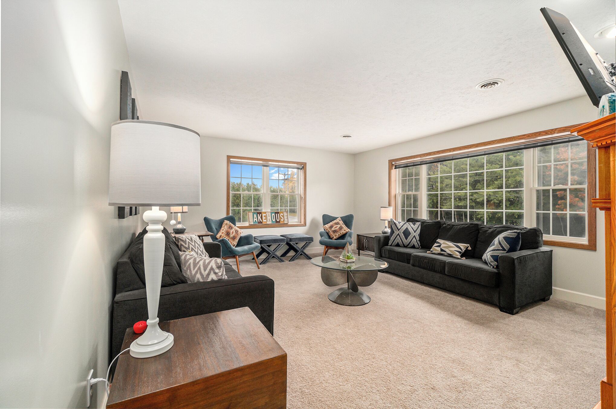 Televisión y chimenea 