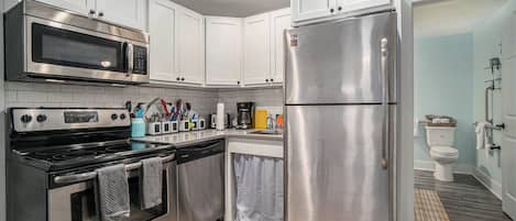 Refrigerador, microondas, horno, placa de cocina