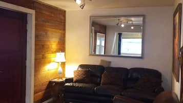 Casa clásica | Área de sala de estar | Smart TV de 42 pulgadas con canales vía satélite, televisión y chimenea