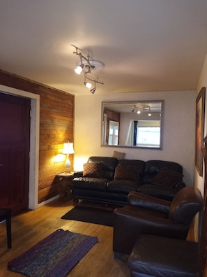 Casa clásica | Área de sala de estar | Smart TV de 42 pulgadas con canales vía satélite, televisión y chimenea