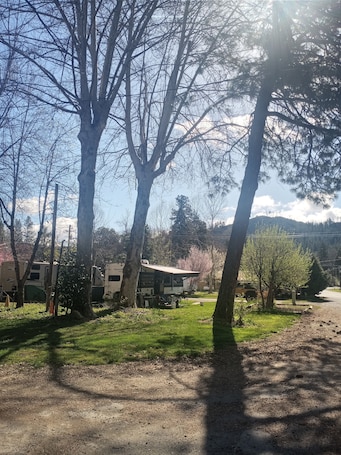 Terraza o patio. Bigfoot RV & Cabins Park