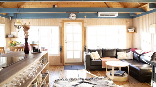 Northern Lights Cabin. Quiet location next to the river. Sublime Mountain views