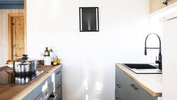 Frigorifero, forno, piano cottura, lavastoviglie