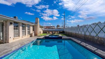 Een buitenzwembad en een verwarmd zwembad