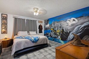 5 bedrooms, desk, iron/ironing board, free WiFi - Harry Potter Wizarding Home: 5 Beds & Heated Salt Pool (El Paso)