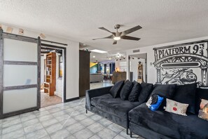 Smart TV, fireplace, books - Harry Potter Wizarding Home: 5 Beds & Heated Salt Pool (El Paso)