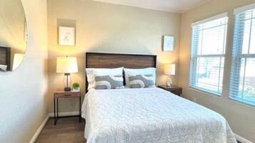 4 slaapkamers, een bureau, een strijkplank/strijkijzer, gratis wifi