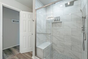 Bathtub, hair dryer, towels, soap - Beautiful and Spacious, Home - Great location! (San Antonio)