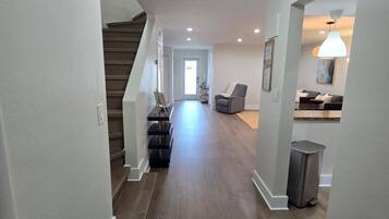 Luxurious & Spacious Townhouse | Área de estar | Smart TV 58 polegadas com canais digitais, TV, console de videogame