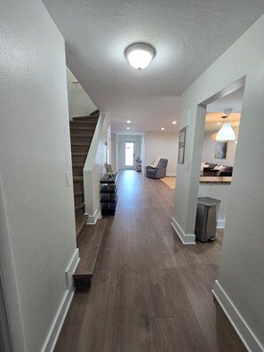 Luxurious & Spacious Townhouse | 거실 공간 | 디지털 채널 시청이 가능한 58인치 스마트 TV, TV, 비디오 게임기