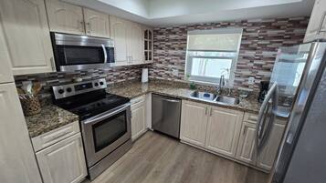 Luxurious & Spacious Townhouse | Private kitchen | Full-size fridge, microwave, oven, dishwasher