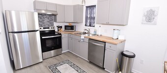 *The Bee Hive*  cozy space, minutes from Downtown