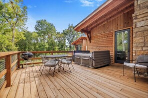 Outdoor dining - Twin Retreat Cabin 1: Hot Tub, Fire Pit, Golf Shangri La, Boat Grand Lake (Afton)
