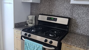 Appartement Confort | Cuisine privée | Grand réfrigérateur, micro-ondes, four, plaque de cuisson