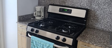 Departamento Confort | Cocina privada | Refrigerador con congelador, microondas, horno y parrilla de estufa 