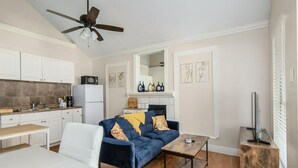Living area - A COZY home in south Houston (Houston)