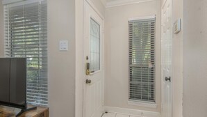 Interior - A COZY home in south Houston (Houston)