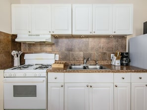 Private kitchen - A COZY home in south Houston (Houston)