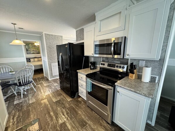 Réfrigérateur, micro-ondes, four, plaque de cuisson