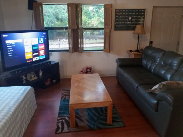 Una Smart TV, un reproductor estéreo