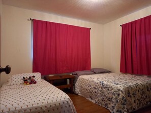 2 dormitorios, escritorio, tabla de planchar con plancha y wifi