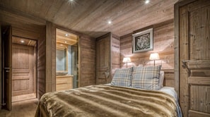 4 bedrooms, desk, soundproofing, iron/ironing board