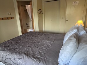 2 bedrooms, iron/ironing board, travel cot, free WiFi